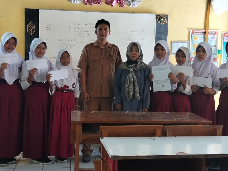 Penerimaan SKL (Surat Keterangan Lulus) siswa kelas VI 2025-2026